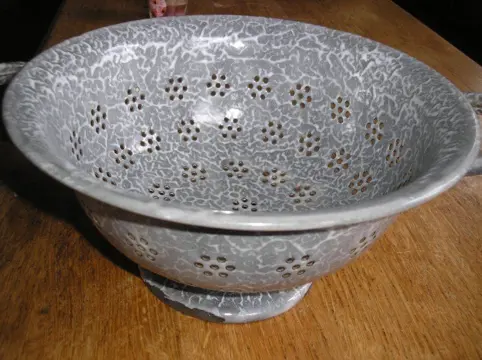 Grijs gewolkt emaille, vergiet