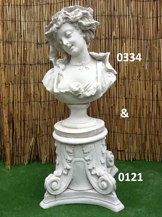 Borst beeld vrouw met zuil.