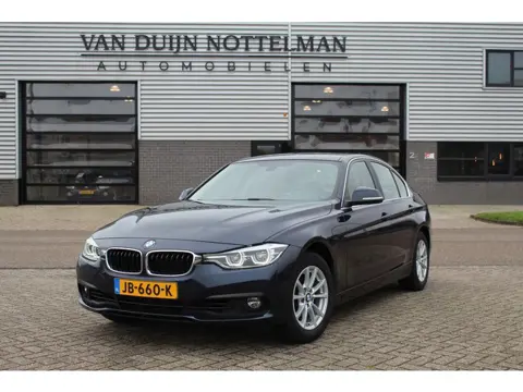 BMW 3 Serie 318i Essential / Leer / Navigatie / Automaat / N.A.P.