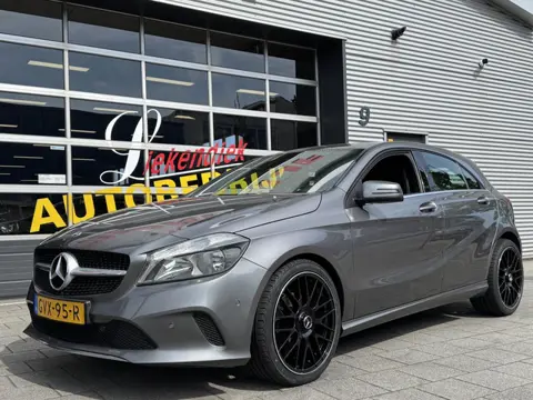 Mercedes-Benz A-klasse 180 BlueEfficiency URBAN - Navigatie I Airco I PDC I Sport interieur & 19 inc