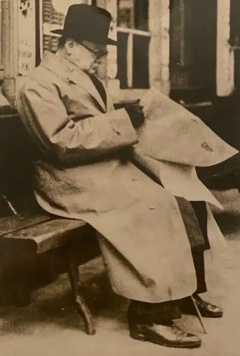 Weltbild Berlin - Churchill reading newspaper awaiting his