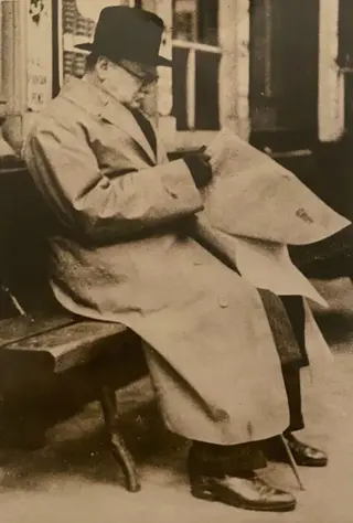 Weltbild Berlin - Churchill reading newspaper awaiting his
