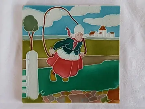 R.N. Richards - Jugenstil Art Nouveau tegel met daarop een