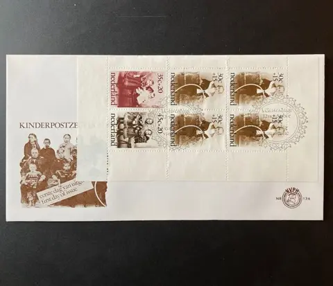 Nederland 1974 - FDC kindblok met variëteit: vignet zonder gele druk - NVPH E136afa