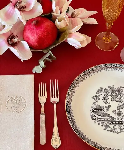 Tafelkleed voor grote tafels, met een elegante rode kleur.