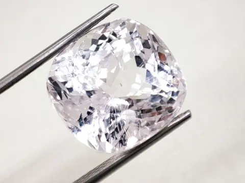 Kunziet - 28.37 ct
