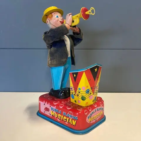 Yonezawa - 1960 Bubble Blowing musician - battery operated