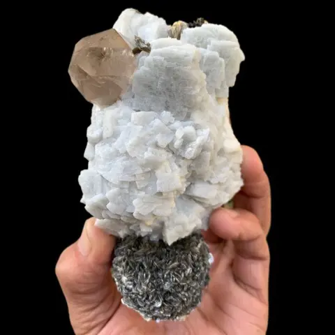 Rookkwarts Op Veldspaat Met Mica Exemplaar - 13.5×6.5×5.5