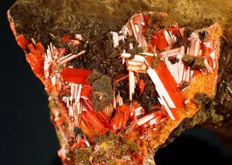 Crocoite Met Dieprode Kleur En Zeer Hoge Glans Kristallen