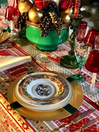 Indrukwekkend etnisch brokaat tafelkleed, gouden aders.