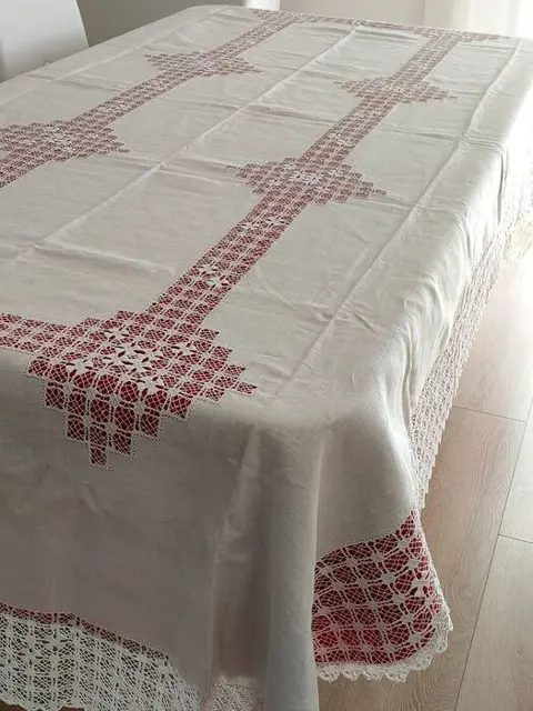 Mooi en groot tafelkleed met kant en borduursel - 278 x 145