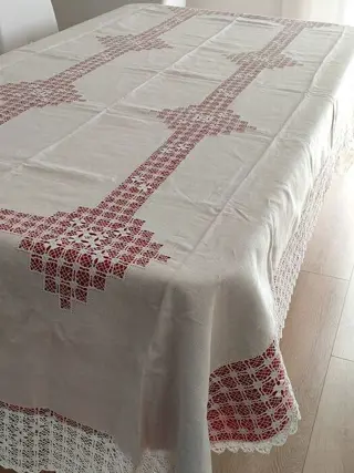Mooi en groot tafelkleed met kant en borduursel - 278 x 145