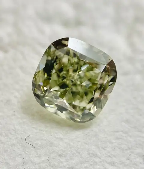1 pcs Diamant - 1.06 ct - Cushion - Mooi grijsachtig geel