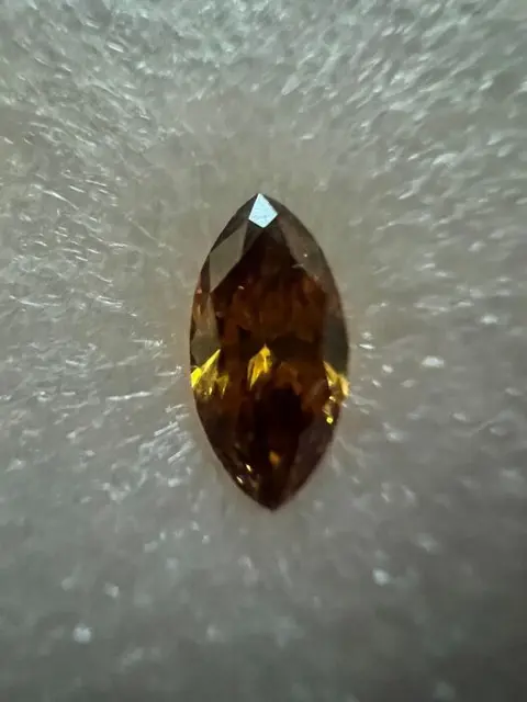 1 pcs Diamant - 0.64 ct - Markies - fancy diepgeelachtig