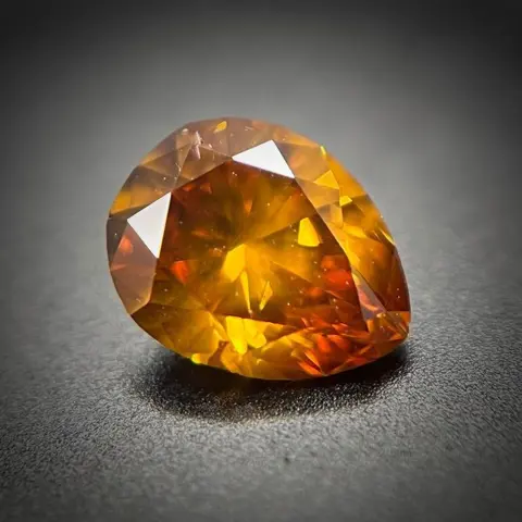 1 pcs Diamant - 0.53 ct - Peer - fancy diepgeelachtig