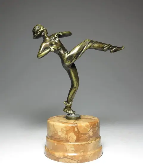 Beeldhouwwerk in art-decostijl