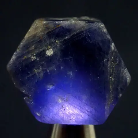Prachtig, zeer donkerblauw saffierkristal
