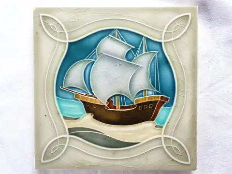 NSTG Grohn - Art Nouveau tegel (15,3 x 15,3 cm) met daarop