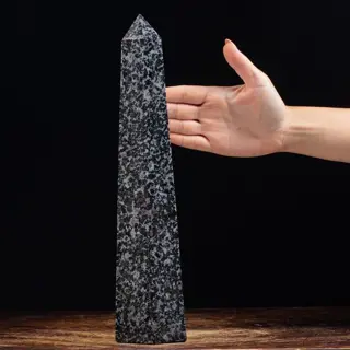 Topkwaliteit Indigo Gabbro Obelisk uit Madagaskar -