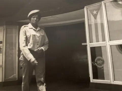 Alberto Korda (1928-2001) - Mujer miliciana del ejercito de