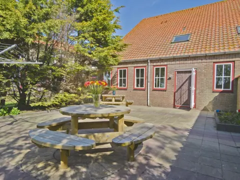 Ruim vakantiehuis op het erf van boerderij op landelijke locatie