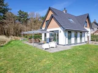 Luxe modern vakantiehuis vlakbij de duinen in het bos