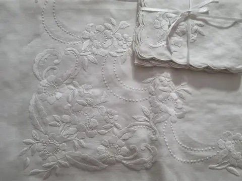 Tafelkleed x12 handborduurwerk Puur linnen tafelkleed x 12