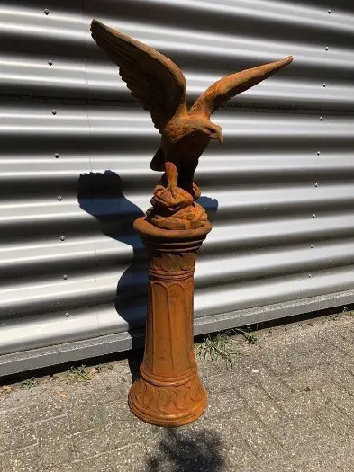 Tuinbeeld , adelaar , vliegende adelaar