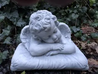 Slapende engel , engel , tuinbeeld
