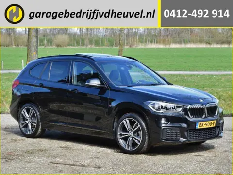 BMW X1 18d sDrive High Executive / head-up display / panoramadak / camera achter / zwart leer