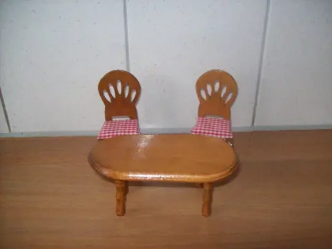 Diverse stoeltjes / kastje voor Poppenhuis