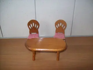 Diverse stoeltjes / kastje voor Poppenhuis