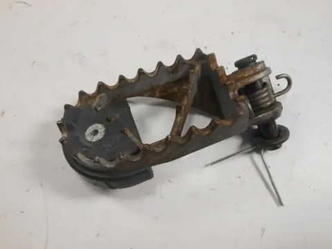 VOETSTEUN LINKS KTM 690 SMC 2008 - 2012