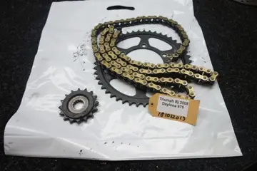 KETTING EN TANDWIELEN SET Triumph Daytona 675 2006 - 2008 /
