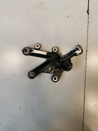 VOETSTEUN LINKS Aprilia RSV 1000 2004 - 2010 / 2004 - 2005