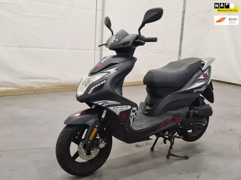 AGM Snorscooter R8,1de eigenaar