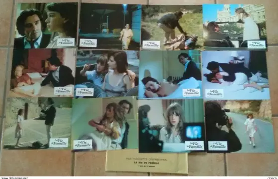 LA VIE DE FAMILLE lobbycard set.
