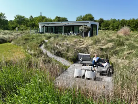 Exclusieve vrijstaande villa met riante tuin in het bos