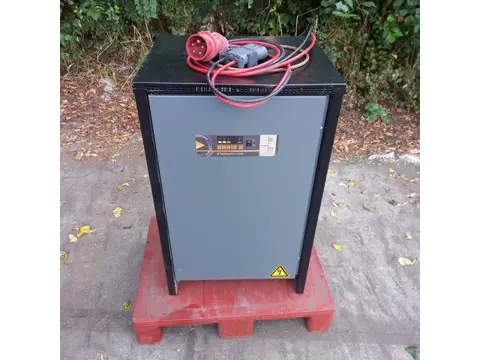 Heftruck Acculader 80 Volt 100 AH Nieuw 380 volt