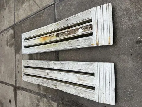 Onbekend 2x oprijplaat 240cm lang 50cm breed 10cm dik