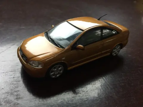 Opel Astra Coupé 1:43 Minichamps.