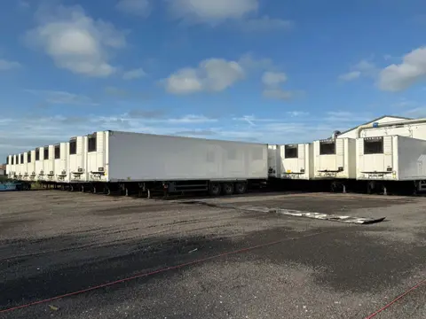 Schmitz Cargobull Schmitz Cargobull PRICES FROM €6950 TO €8950,- 40 X CARRIER 1850 MT D/E SAF AXELS