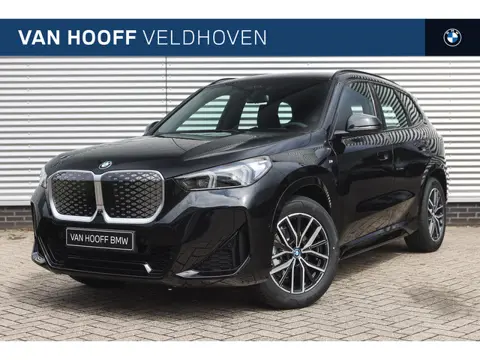 BMW iX1 eDrive20 High Executive M Sport / Trekhaak / Sportstoelen / M Adaptief onderstel / Head-Up /