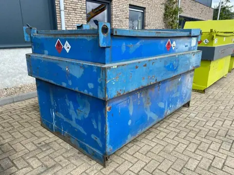 steenbergen 2000 liter Kiwa IBC dieseltank met handpomp