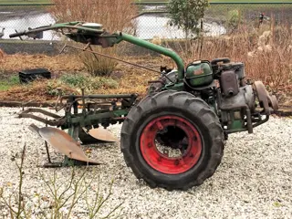 AGRIA met ploeg en discuswiel