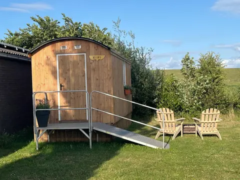 Knusse pipowagen op kleinschalige camping Cornelis-Pieter Hoeve