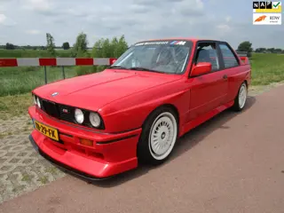 BMW M3 E30 circuit auto met 2.8 motor 6cilinder 220pk