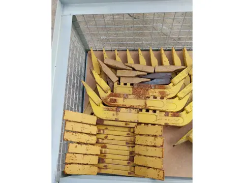 Caterpillar Original grader scarifier shanks / tips and locks 120 140 160