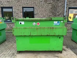 Kiwa IBC Steenbergen 2000 liter Dieseltank met handpomp Milieutank
