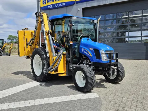 New Holland Boomer 3050 met Bos Maaiarm (bj 2003)